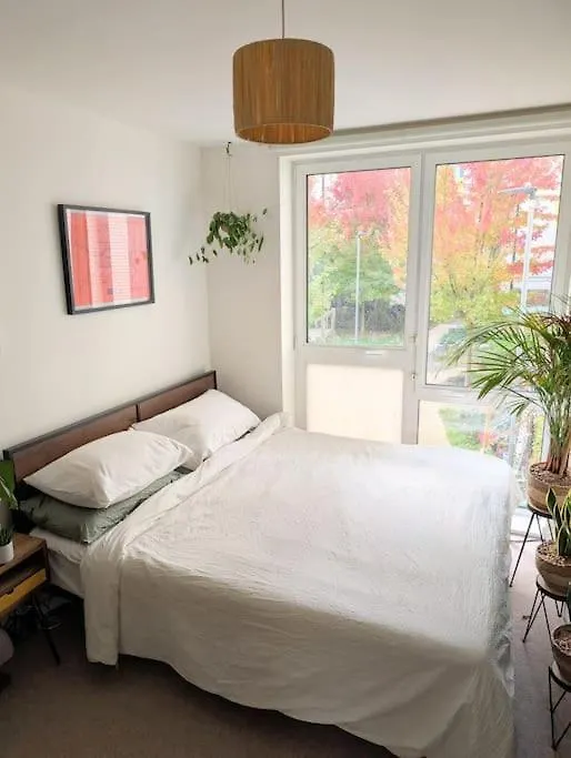 Modern East London Apt, 3 Bedrooms, 2 Bathrooms Apartment