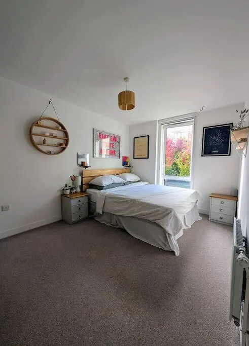 Modern East London Apt, 3 Bedrooms, 2 Bathrooms 0*,